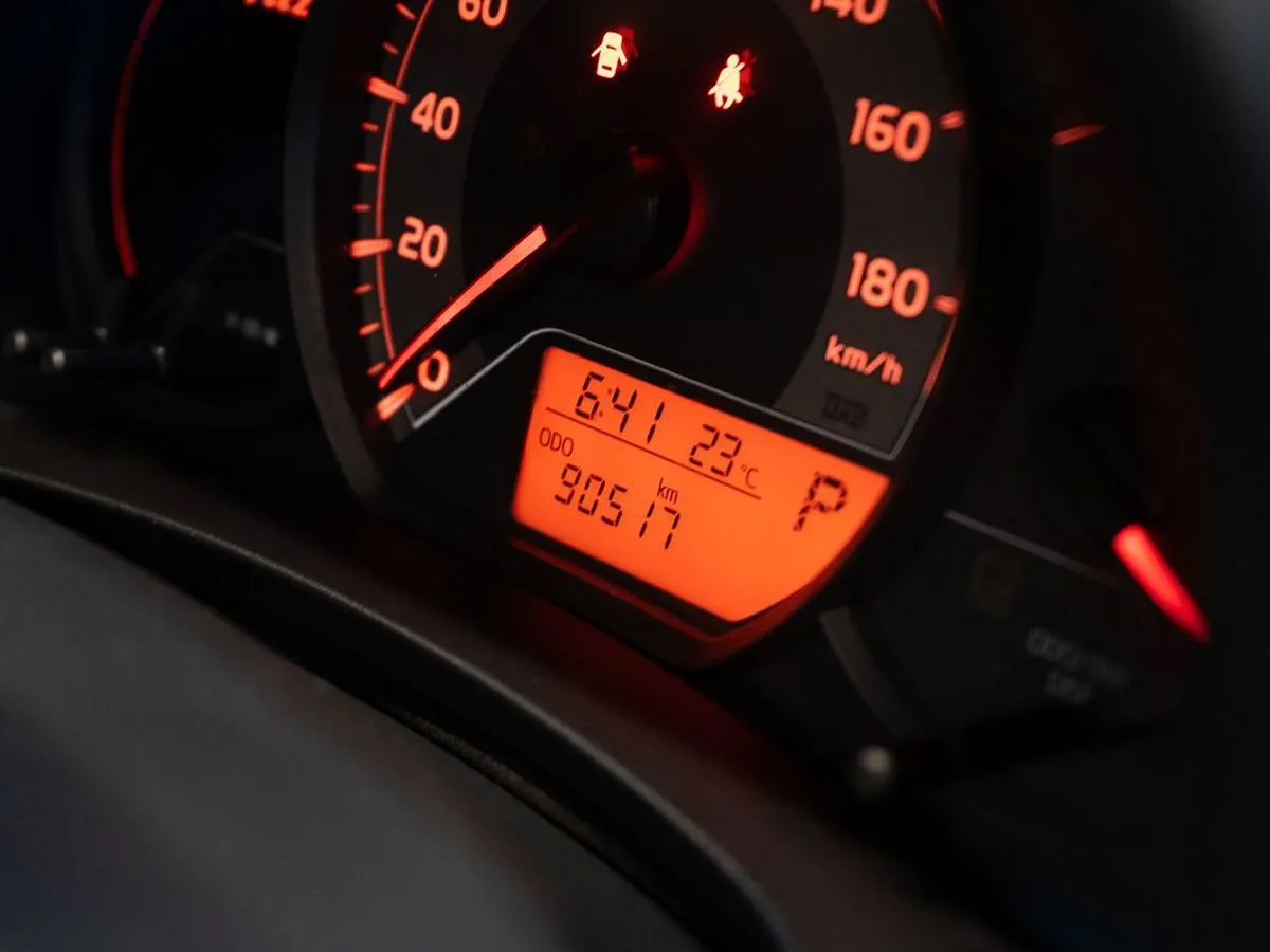 Toyota Vitz 2018, (Фиолетовый) с пробегом 90 517 км в Новосибирске